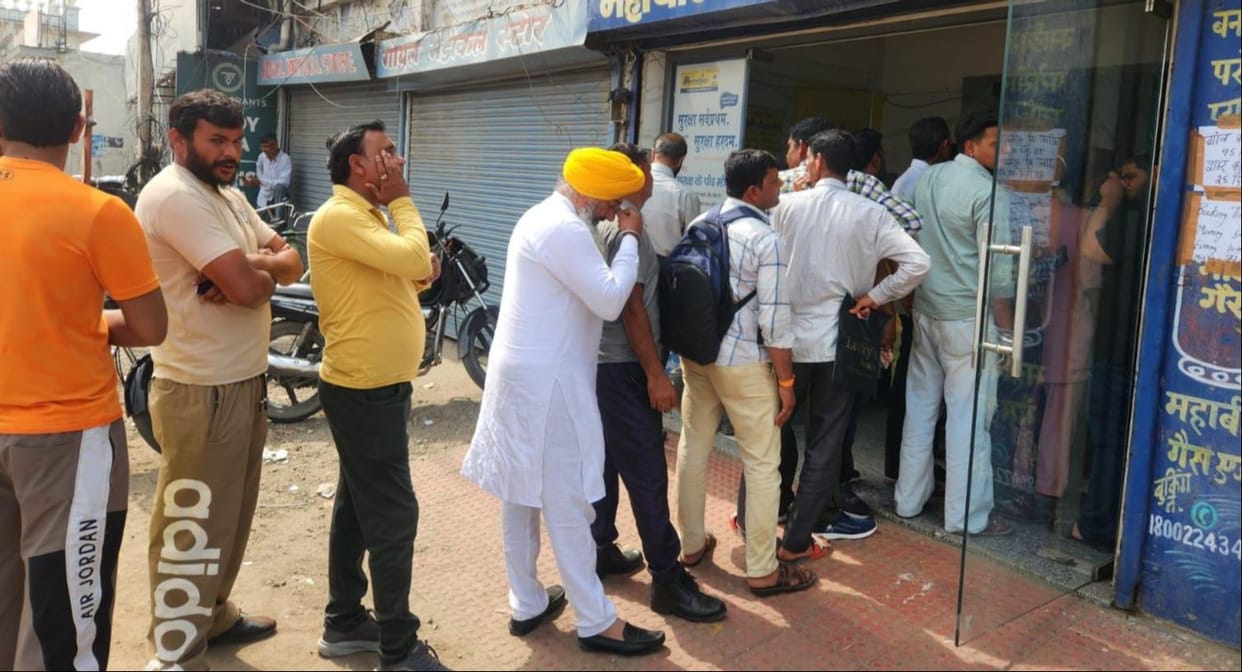 People queued up to book gas cylinders, but bookings were stalled due to KYC issues.