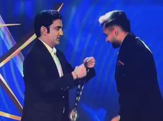 क्रिकेटर हर्ष दुबे को मेडल पहनाते गौतम गंभीर। स्रोत स्वयं