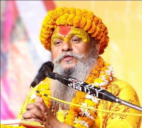 कसारी खुरहट में आयोजित श्रीराम कथा में प्रवचन करते पंडित किशोरी शरण महाराज।