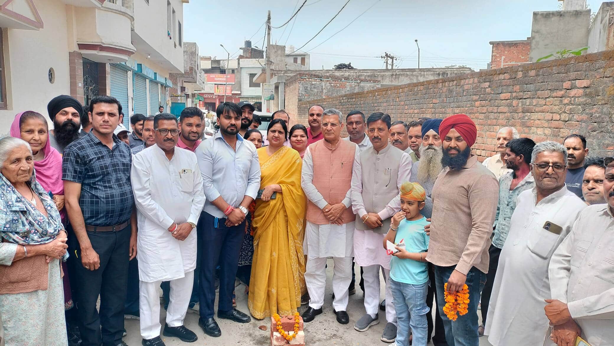 केसर नगर में विकास कार्यों का शिलान्यास करतीं मेयर व पूर्व मंत्री। प्रवक्ता