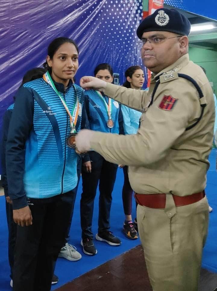 कांस्य पदक सौंपते अतिथि। स्रोत:-जागरूक पाठक