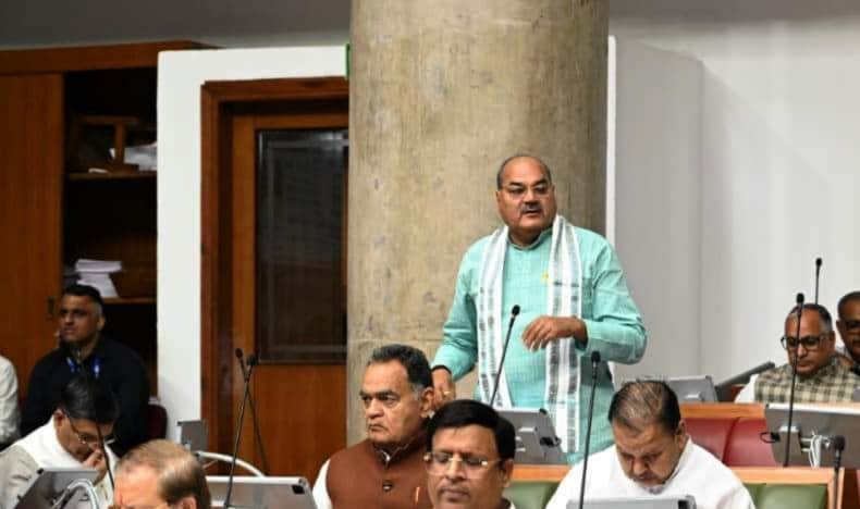 कृषि सदन की विधानसभा में मांग उठाते विधायक लक्ष्मण सिंह यादव। स्रोत : प्रवक्ता