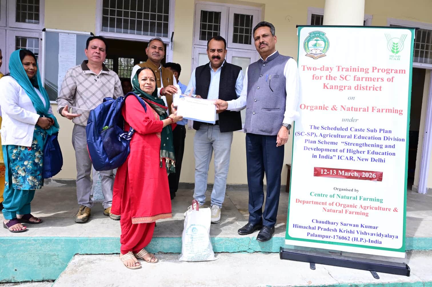 कृषि विवि पालमपुर में किसानों को प्रमाम पत्र देते विभागाध्यक्ष डॉ. जनार्दन सिंह व अन्य स्त्
