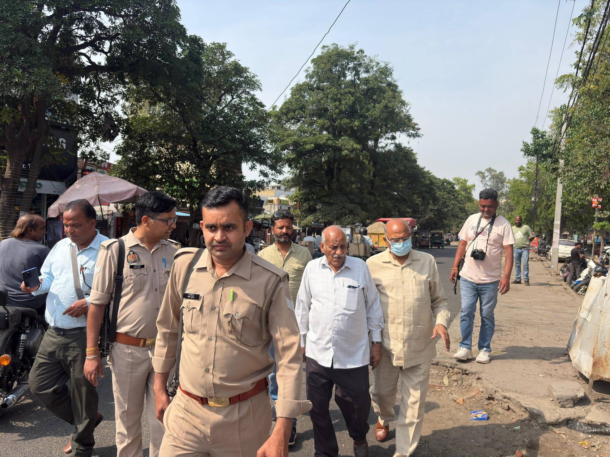 कैंट विधायक अमित अग्रवाल ने रजबन क्षेत्र में संकरे पुल का निरीक्षण किया। स्रोत : स्वयं।
