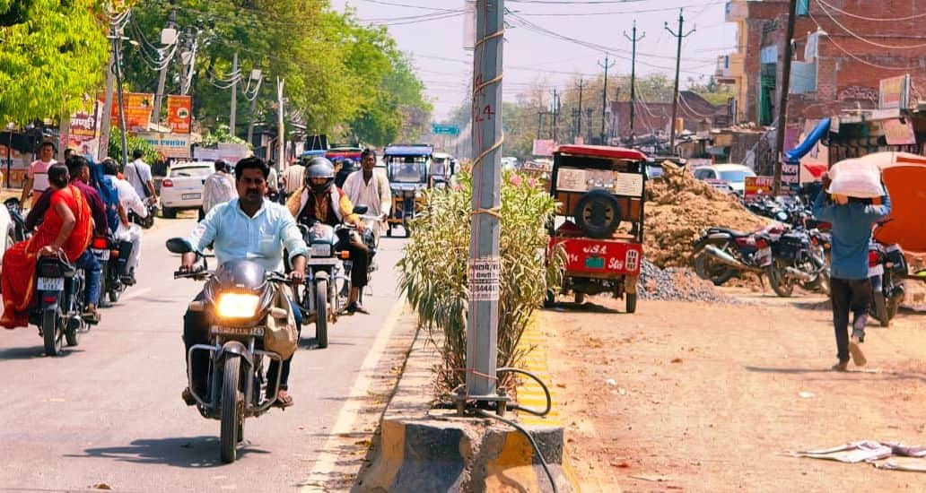 कोतवाली के सामने एक तरफ रास्ता बंद से दूसरी तरफ से निकलते लोग।   संवाद