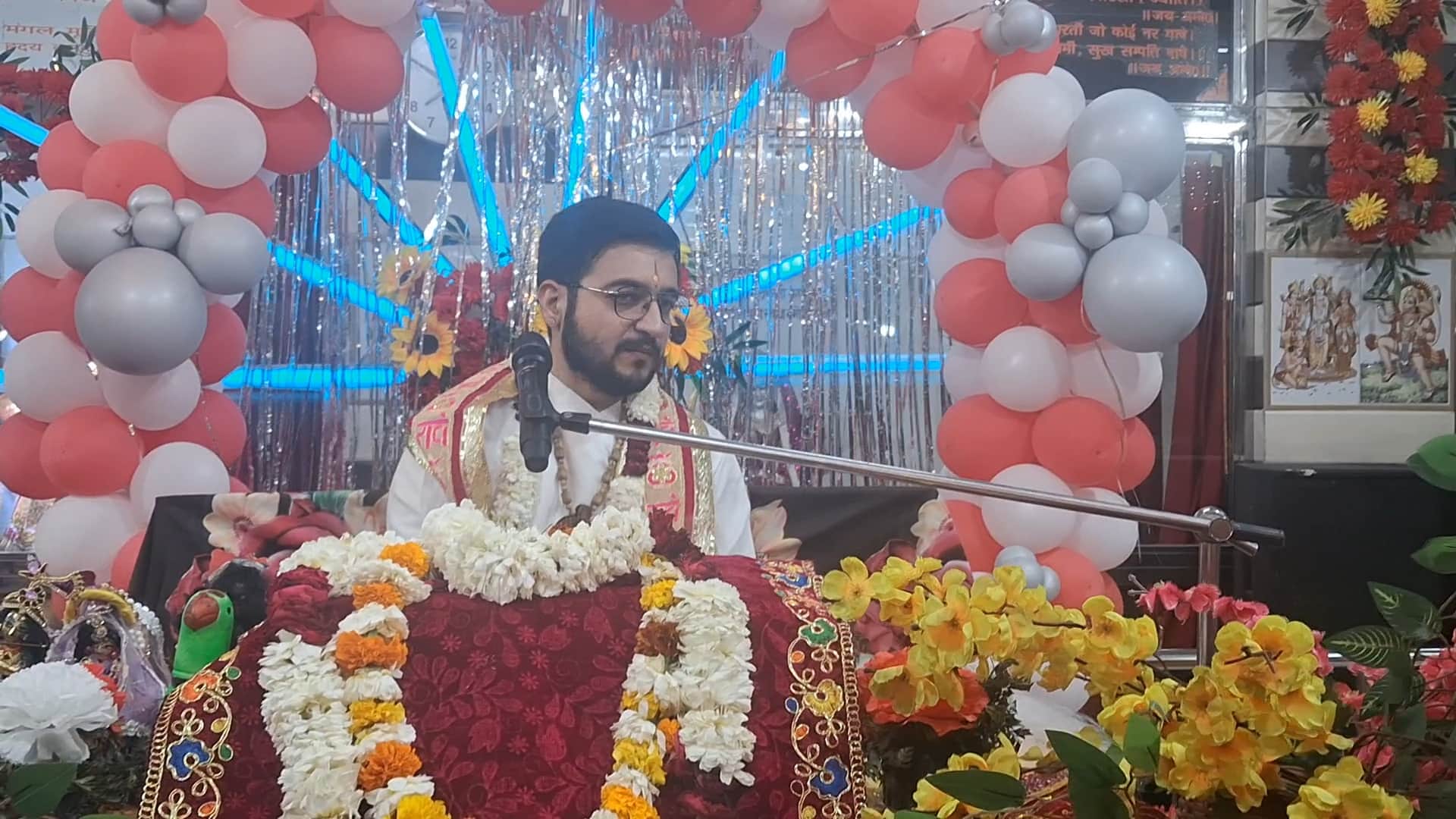 कथा सुनाते चैतन्य मृदुल। आयोजक