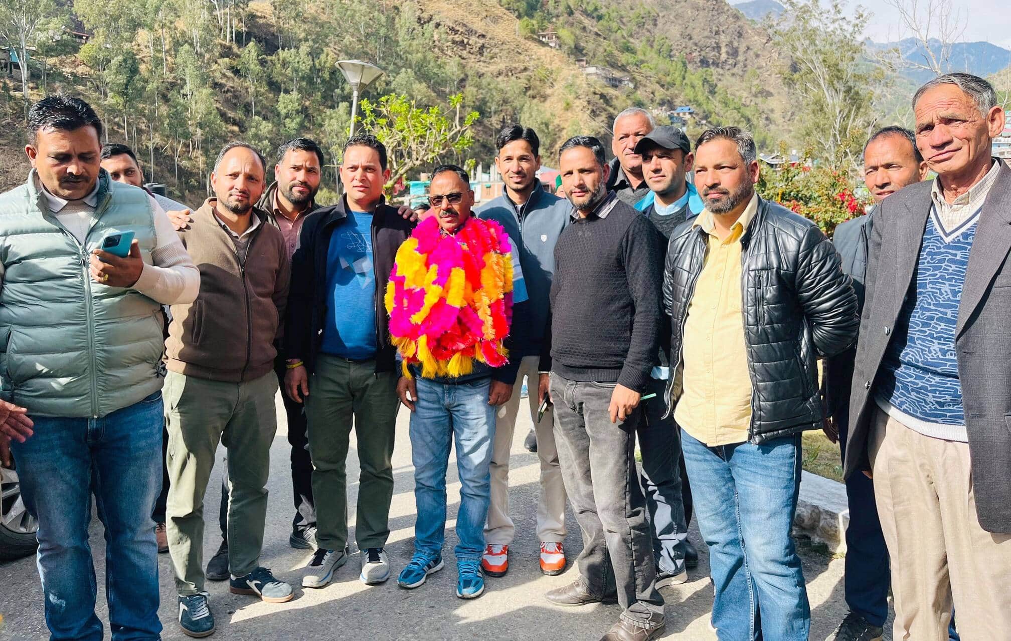 कुठेड़ के देवेंद्र ठाकुर चुने सहकारी संघ आनी के निदेशक। संवाद 