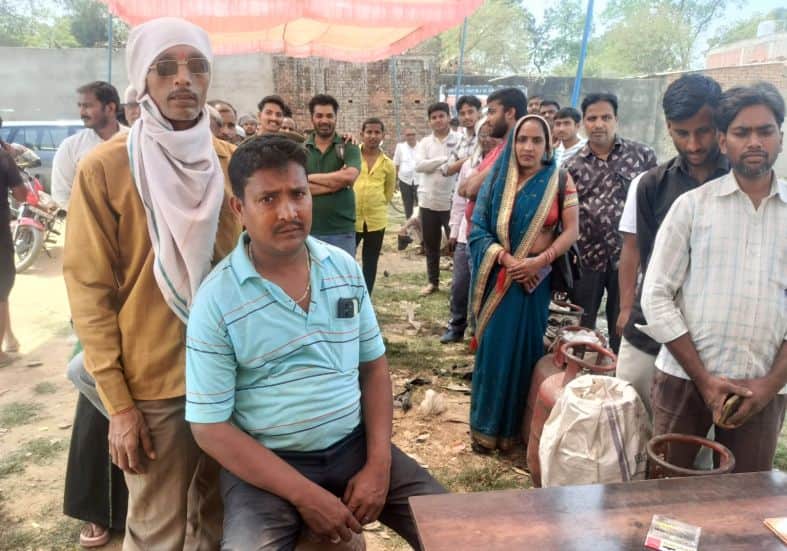 कुड़वार कस्बा स्थित एजेंसी के बाहर खड़े उपभोक्ता। स्रोत-ग्रामीण