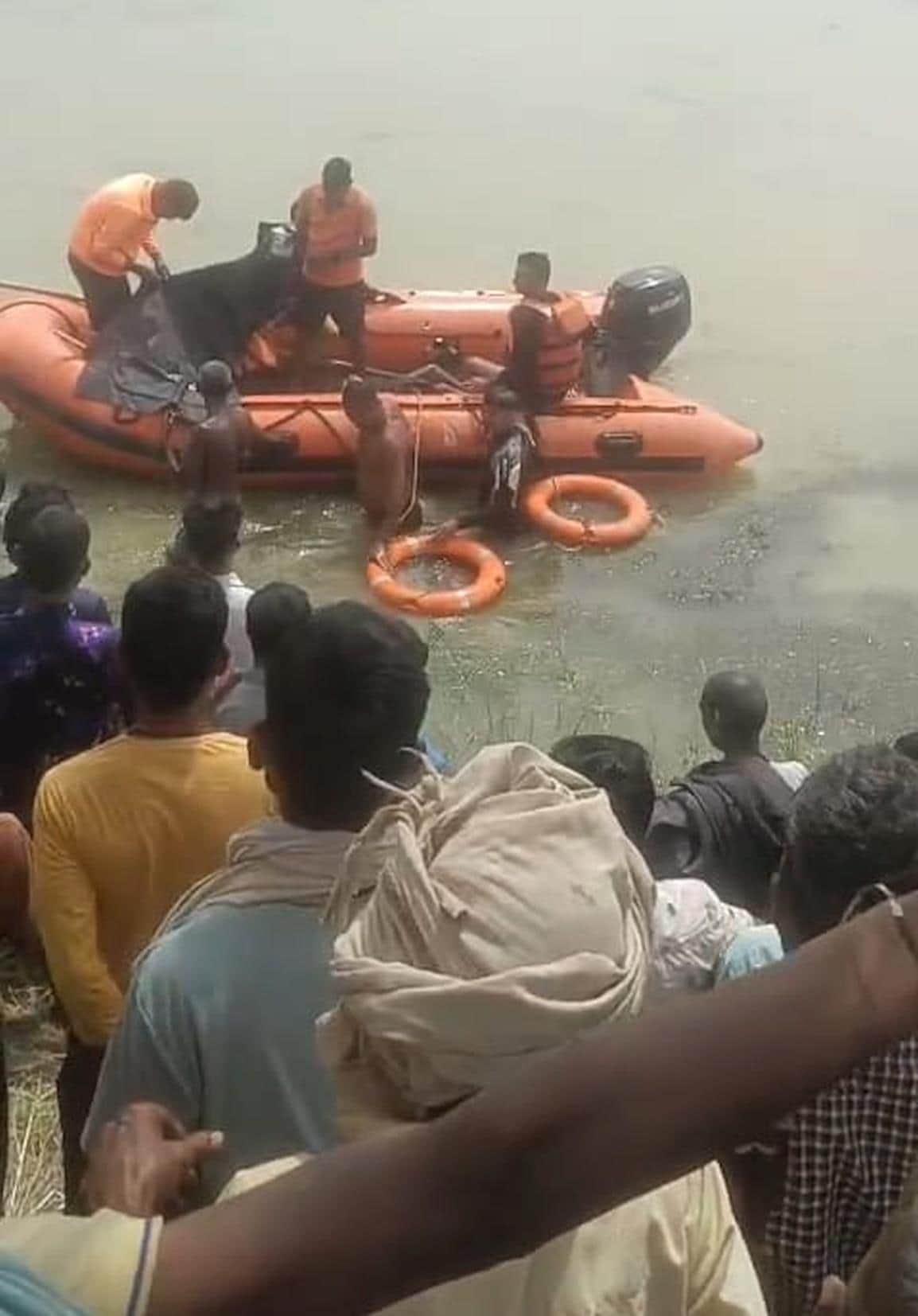 खैरीघाट थाना क्षेत्र के रायगंज गांव नदी में किशोर का शव मिलने के बाद जमा लोग।