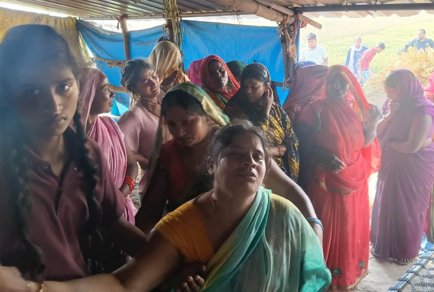 खेसरहा क्षेत्र के बरैनिया गांव रोते बिलखते मृतक दिवेश की मॉ। संवाद