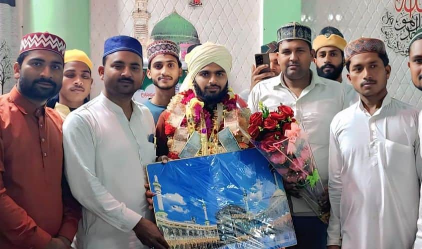 खुटार के नरौठा देवीदास स्थित नूरी मस्जिद में हाफिज कामिल को फूल माला पहनाते कमेटी के पदाधिक