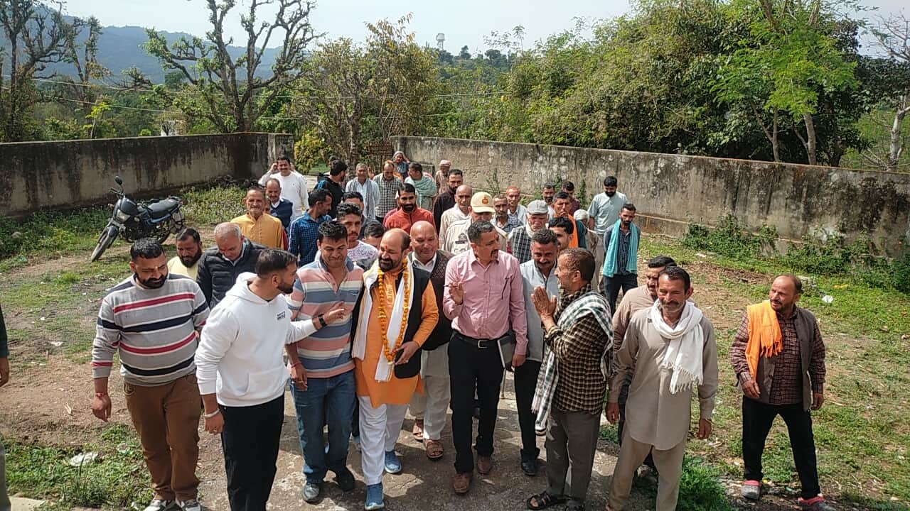 लोगों की समस्याएं सुनते बसोहली विधायकजागरूक पाठक