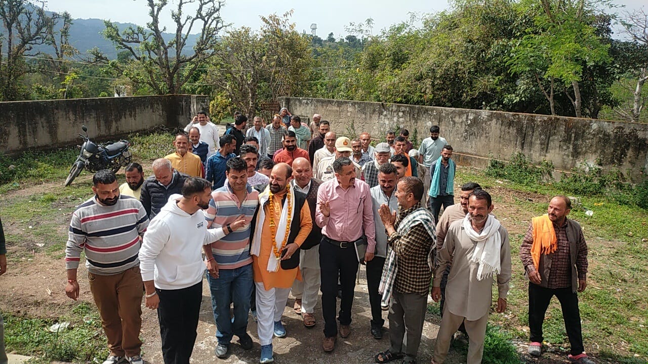 लोगों की समस्याएं सुनते बसोहली विधायकजागरूक पाठक