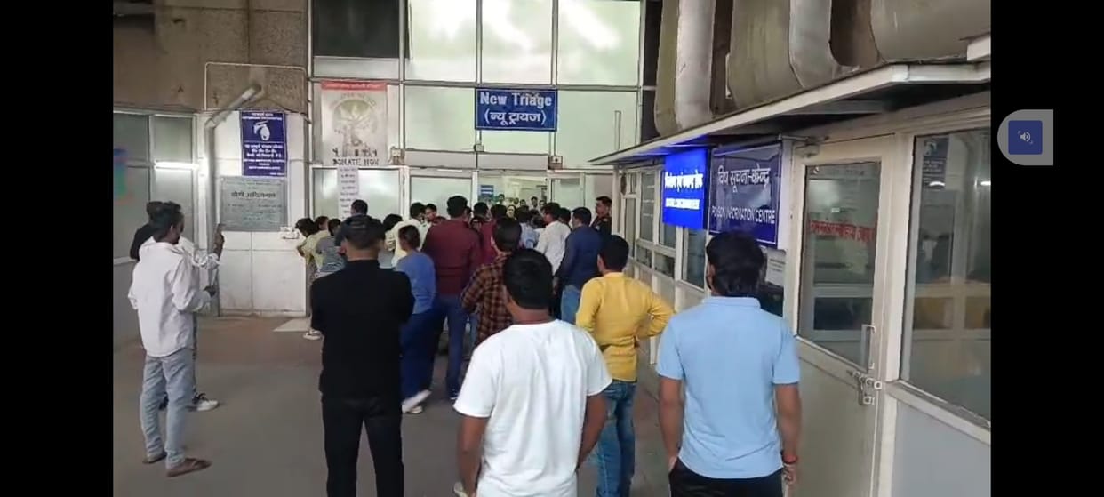 Chaos, violence and vandalism at Dr. Ram Manohar Lohia Institute over death of patient