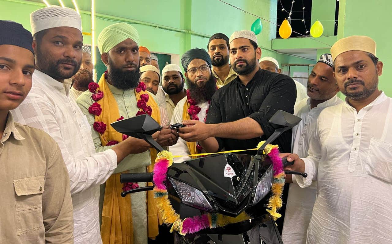 मोअज्जिन हाफिज मोहम्मद अख्तर को स्कूटी की चाबी भेंट करते युवा, साथ में इमाम हाफिज इंतेखाब हुसैन