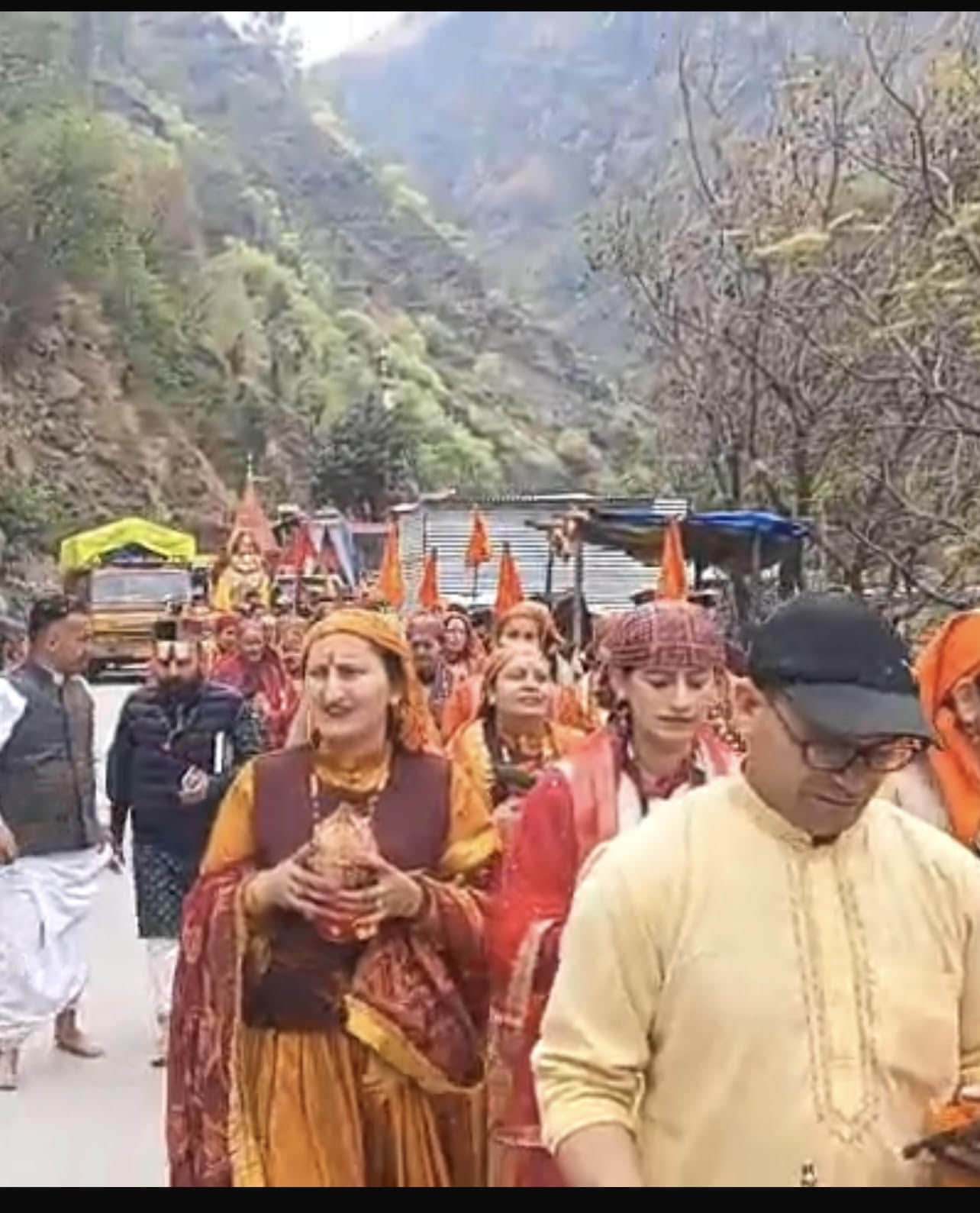 मच्छाडा शिव मंदिर में भागवत कथा से पूर्व कलश यात्रा निकालती महिलाएं। संवाद