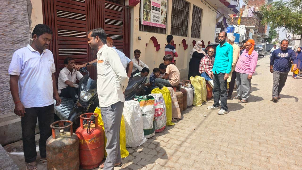 महाराज नगर स्थित गैस एजेंसी पर लगी लोगों की लंबी लाइन। संवाद