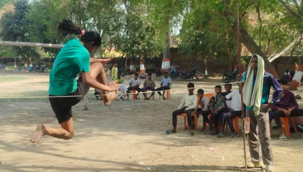 महेंद्र टेक्निकल इंटर कॉलेज में आयोजित खेलकूद प्रतियोगिता में प्रतिभाग करते खिलाड़ी। स्रोत:-ज