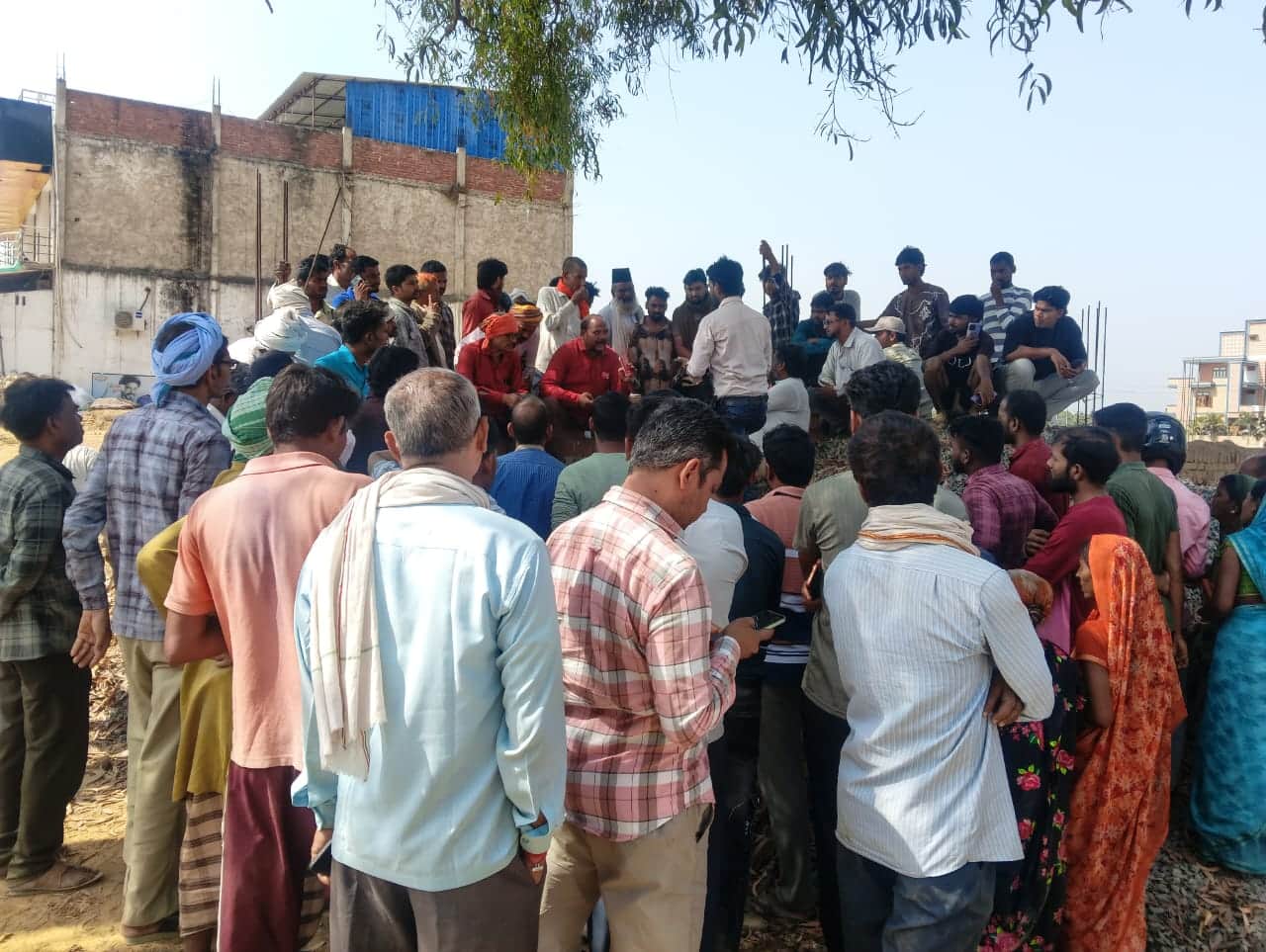 मेंहदावल में गैस के लिए जुटी भीड़। संवाद