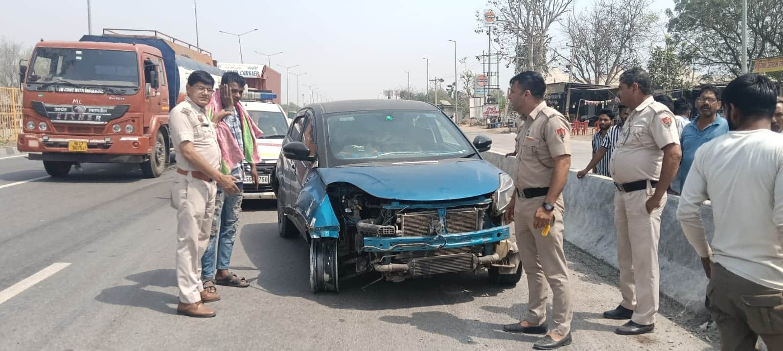 मौके पर बिना टायर की पकड़ी पुलिस ने कार। संवाद