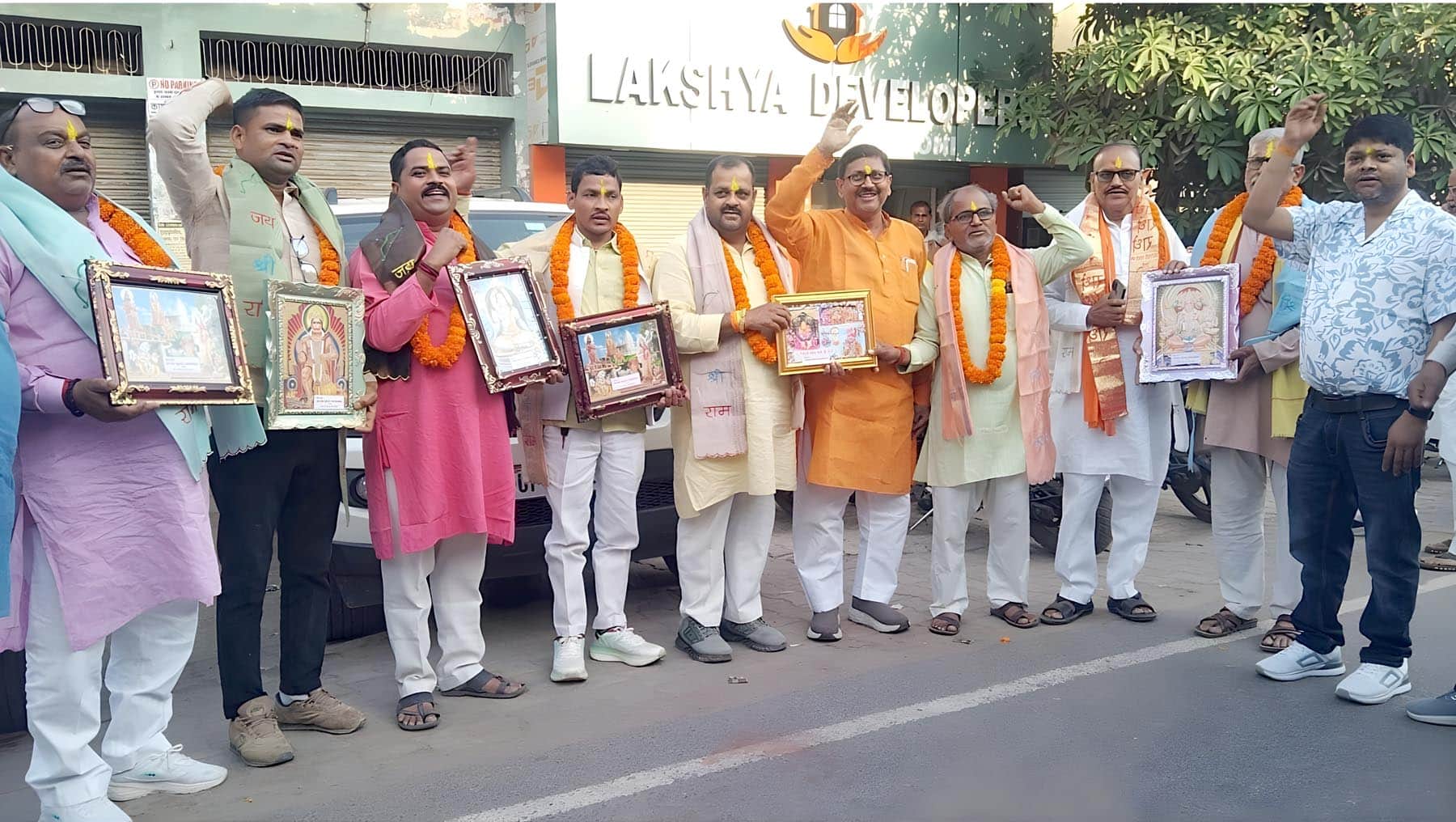 मेन रोड स्थित एक प्रतिष्ठान के बाहर नामित सभासदों के अंभिनंदन में जुटे लोग। स्रोत- आयोजक