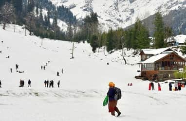 मनाली के सोलंग नाला में बर्फ के दीदार को पहुंचे पर्यटक।-संवाद