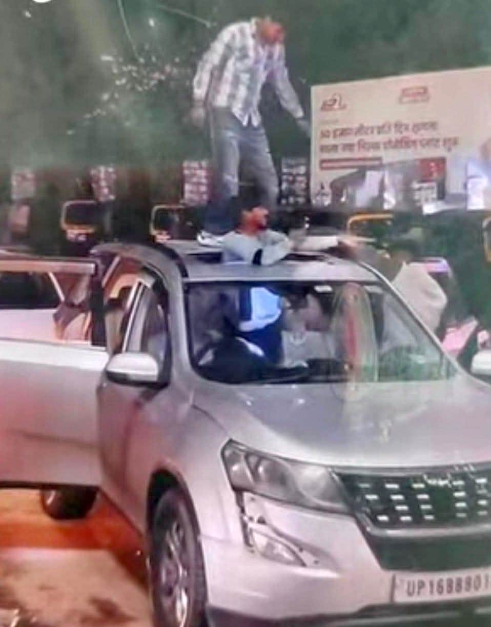 मनाली में वाहन पर चढ़कर हुड़दंग करते पर्यटक।-संवाद