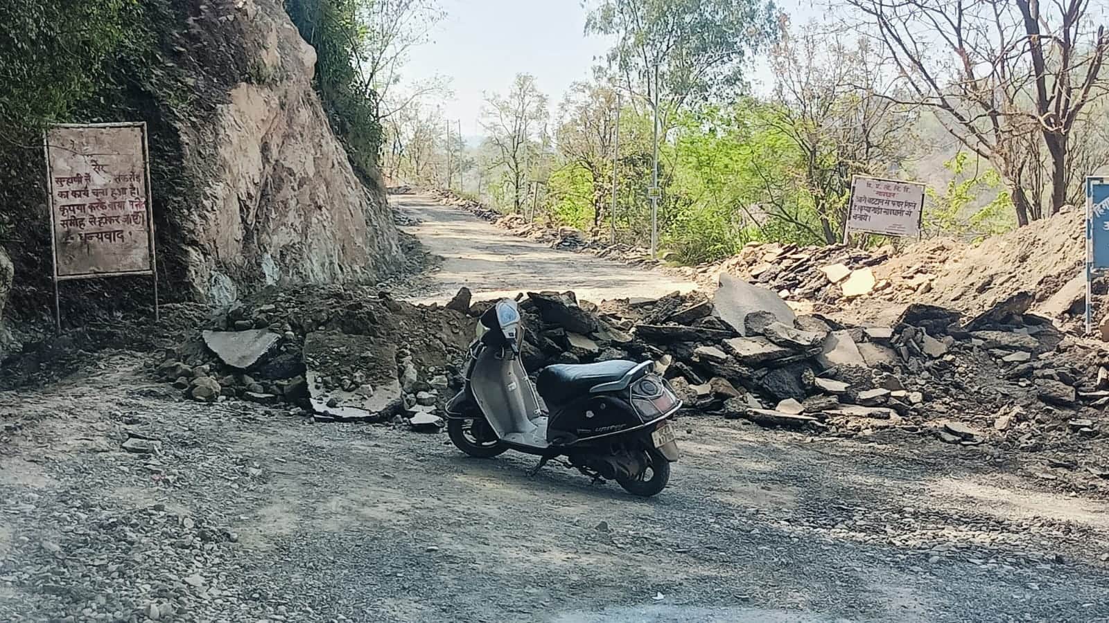 मरम्मत कार्य के चलते बंद की गई बरठीं क्षेत्र की सड़क। संवाद