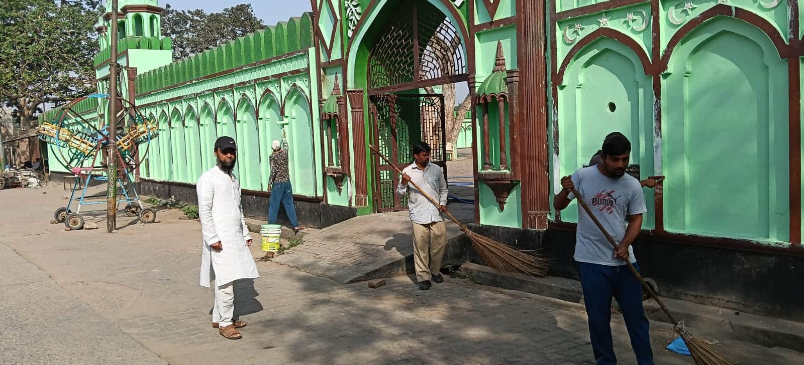 मुरसान गेट स्थित ईदगाह पर सफाई करते कर्मचारी। स्रोत : स्वयं