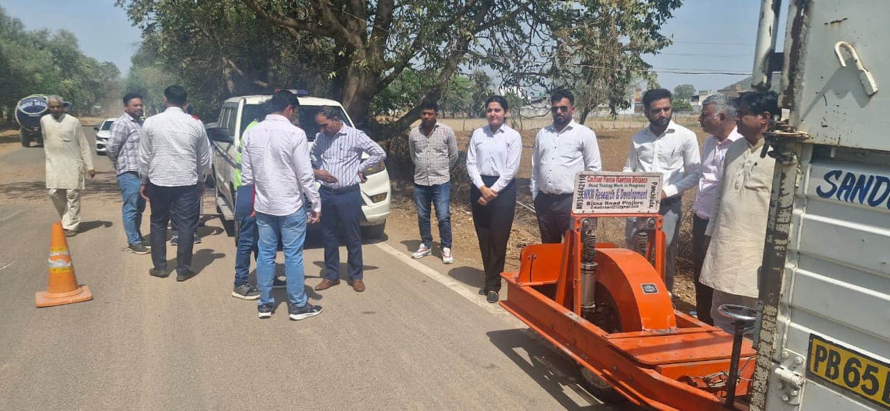 मशीन से रोड की जांच करते हुए टीम के सदस्या व मौजूद अधिवक्ता। 