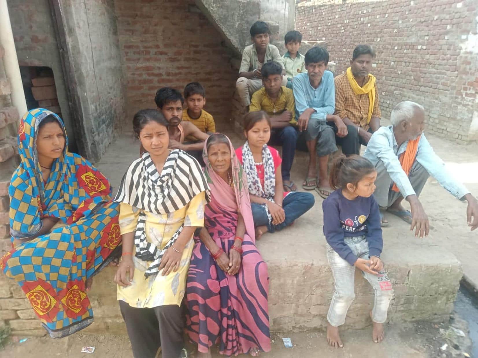 मटेरा में सड़क हादसे में मां-बेटे की मौत के बाद घर पर शोकाकुल परिजन। -संवाद