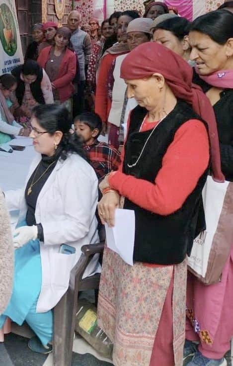 मतियाना में आयोजित आयुष मेले में स्वास्थ्य जांच के लिए कतार में खड़े लोग। स्रोत : विभाग