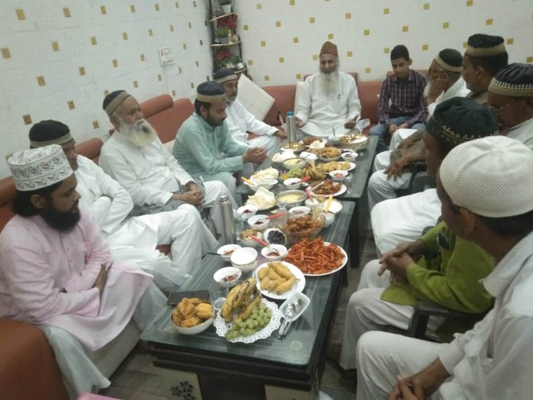 निगोही में जामा मस्जिद के सदर इकबाल खां के आवास पर रोजा इफ्तार करते रोजेदार। स्रोत: आयोजक