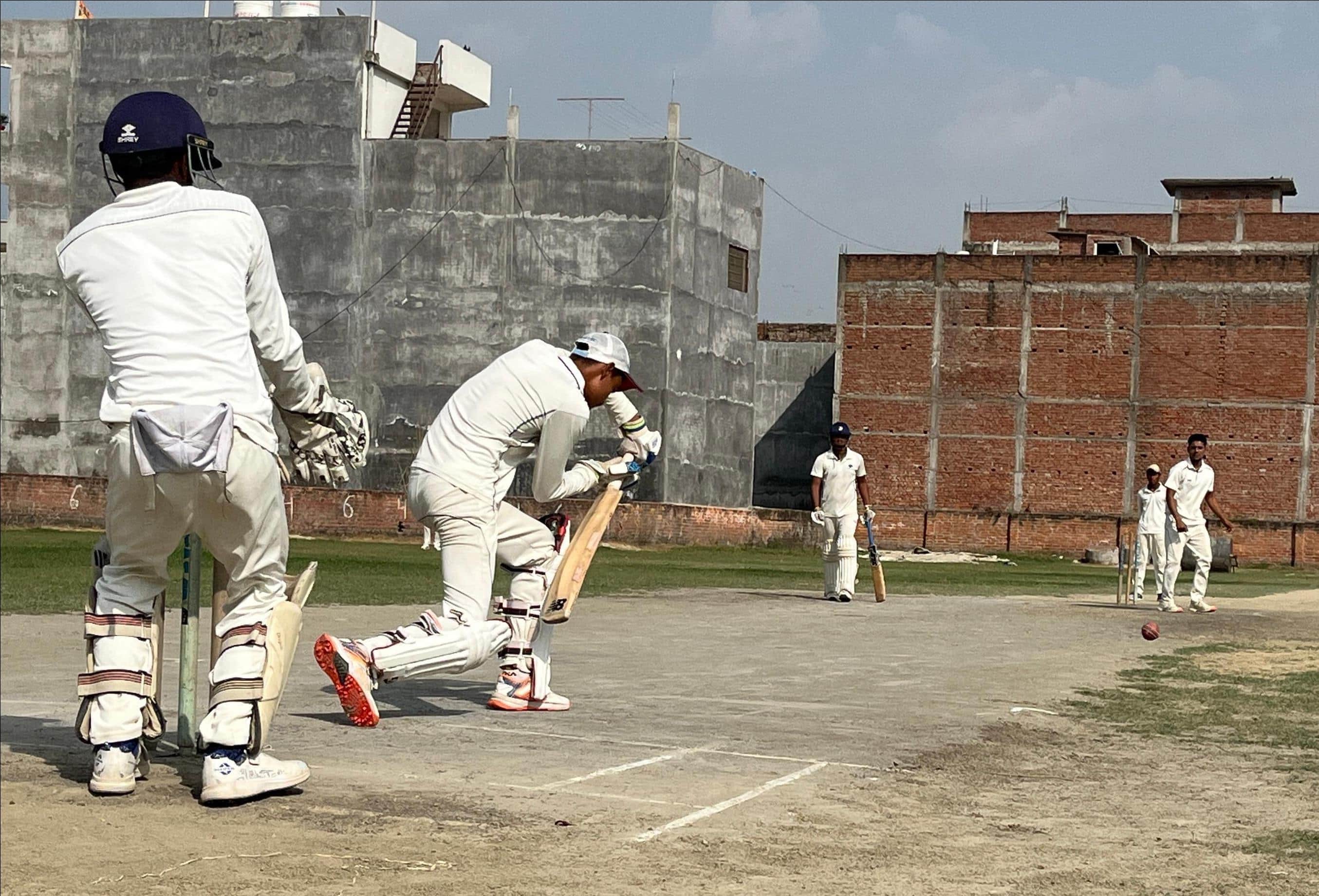 नगर के सहादतपुरा स्थित मैदान पर आयोजित क्रिकेट मैच में शाट लगाता अजंता क्रिकेट एकेडमी सैदपुर क