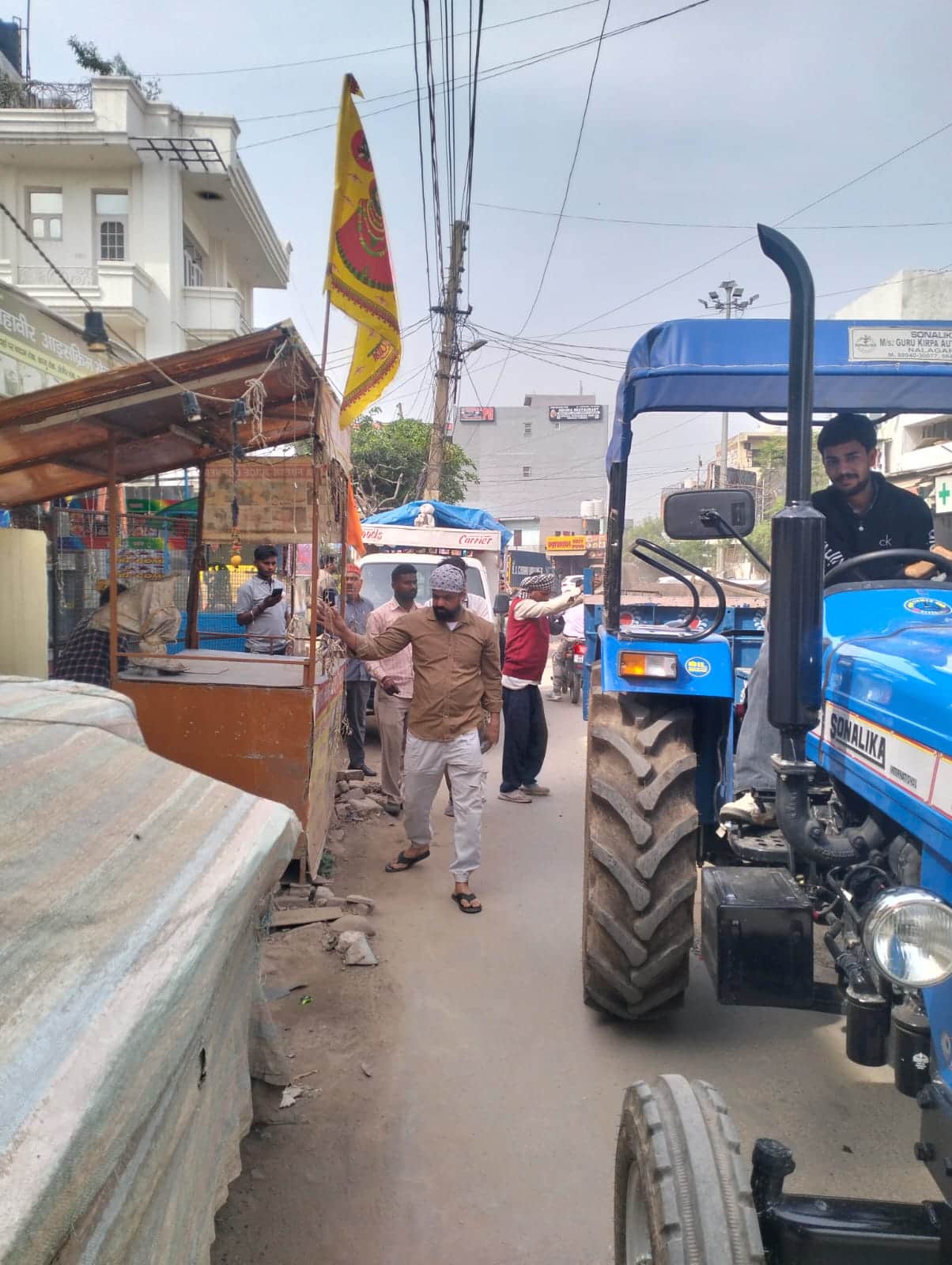 नगर निगम बद्दी की ओर से वार्ड नंबर में अतिक्रमण हटाते हुए। संवाद