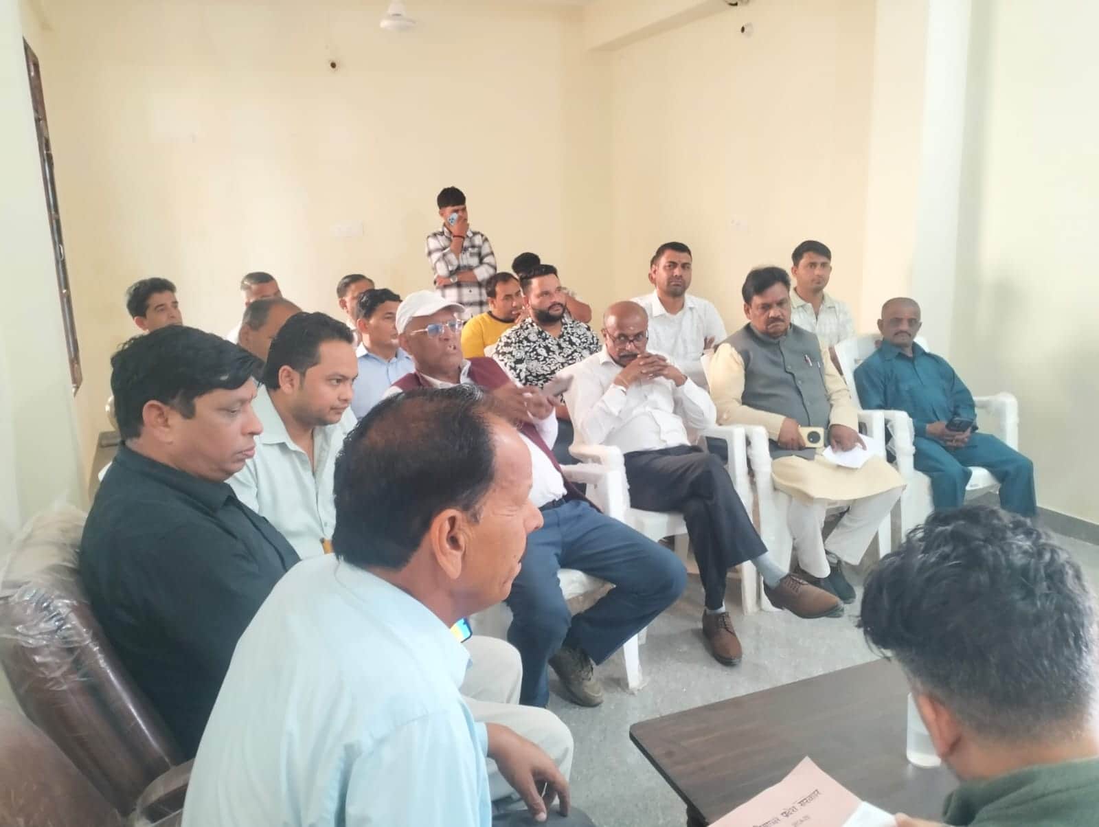 नगर निगम द्वारा लगाए गए समाधान शिविर में उपस्थित लोग इलाके की समस्याएं नगर निगम के अधिकारियों क