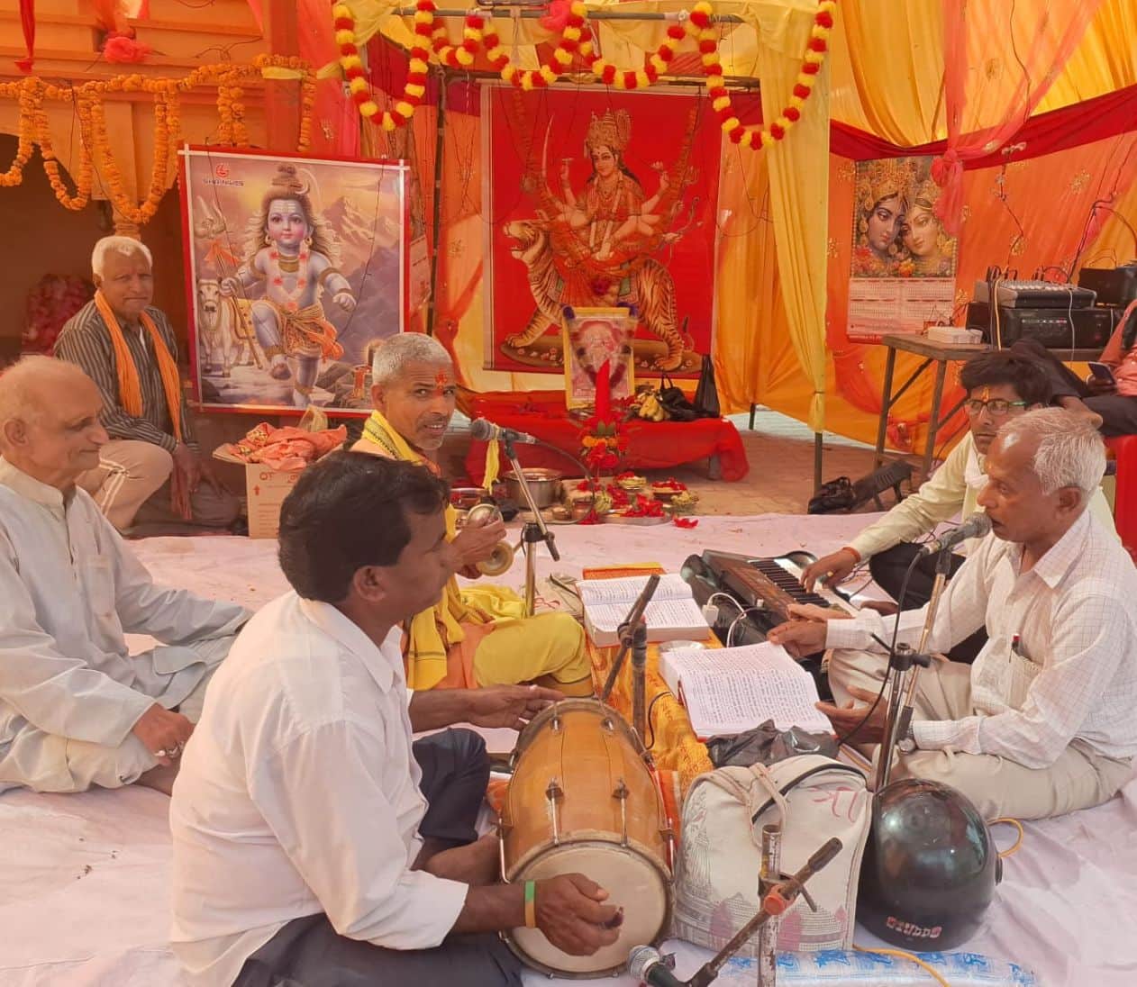 नगर पंचायत शोहरतगढ़ में श्रीराम चरित मानस पाठ करते पुजारी। संवाद