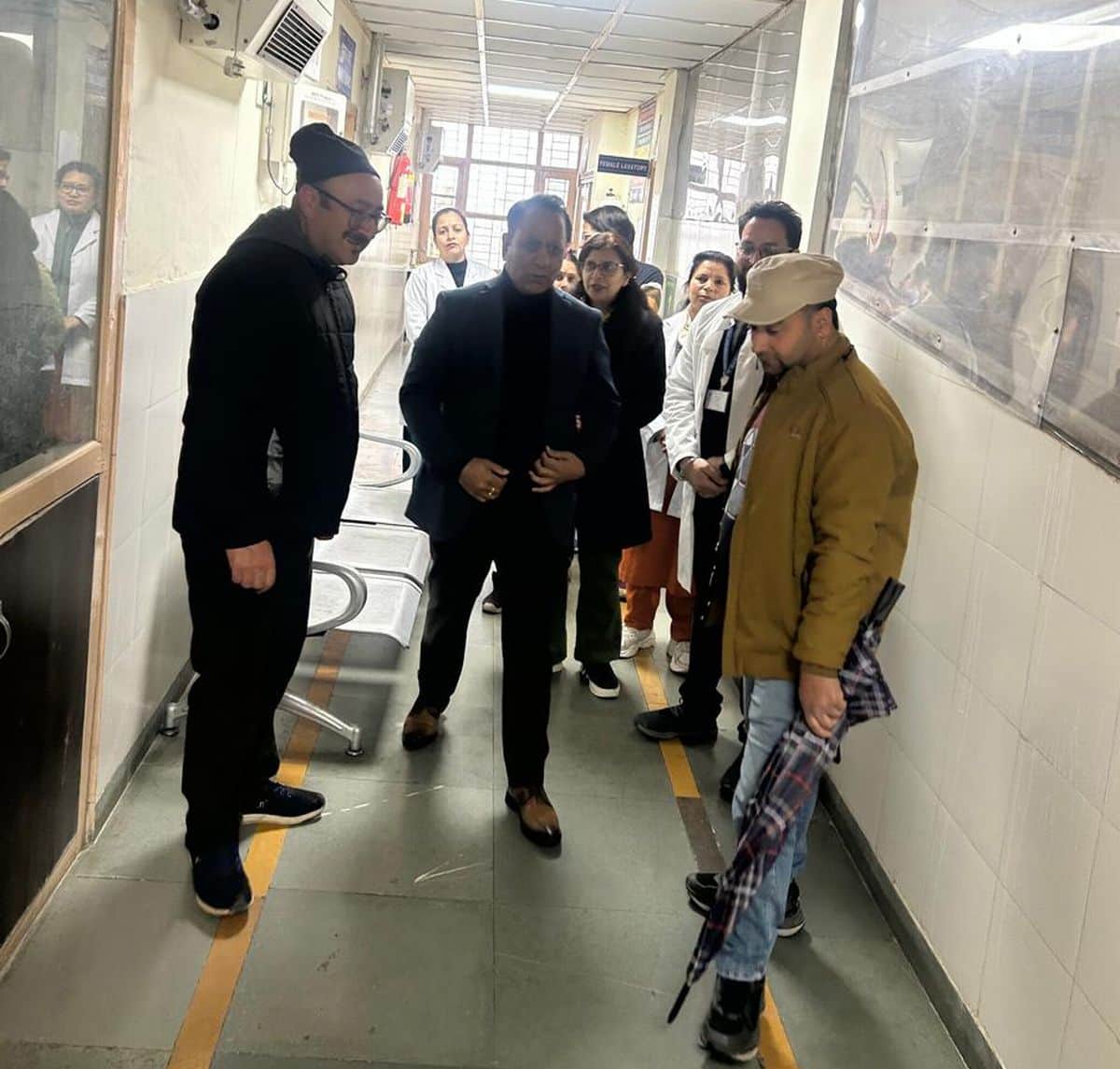 नागरिक अस्पताल डलहौजी का औचक निरीक्षण करते सीएमओ। स्त्रोत विभाग।