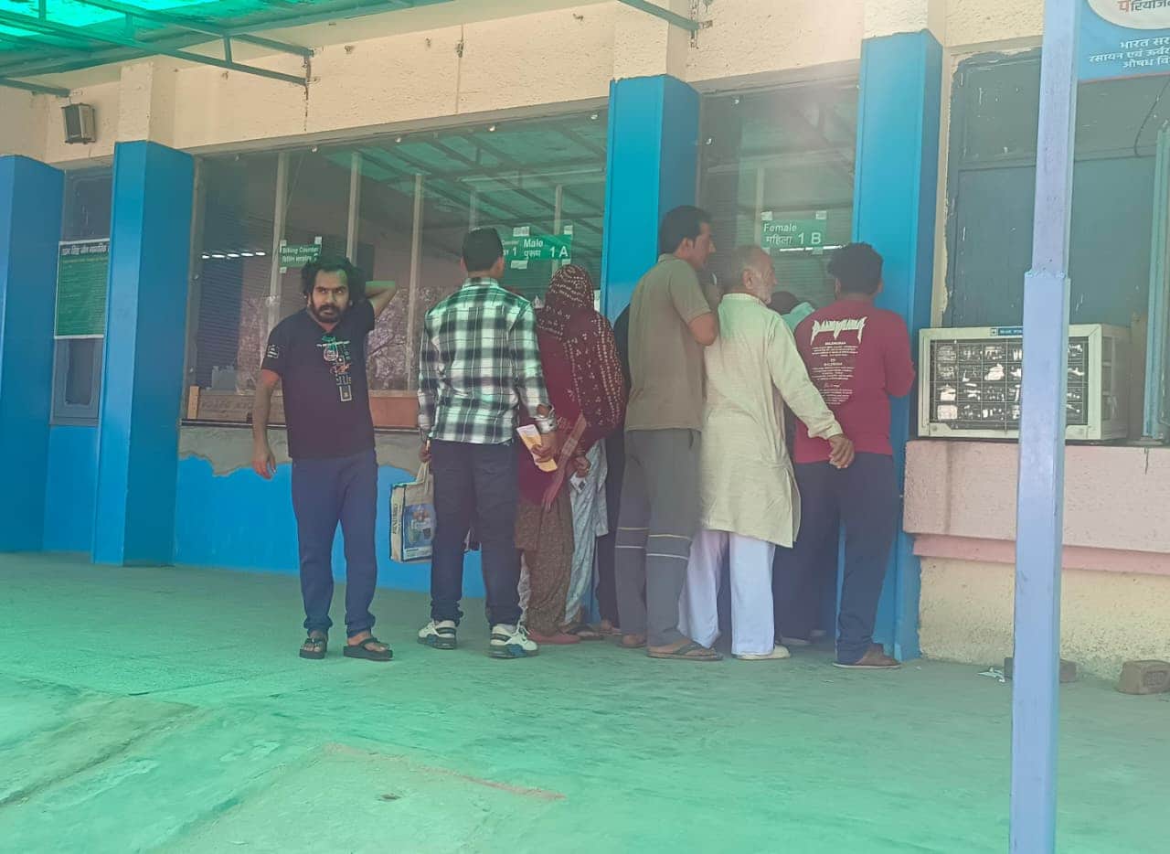 नागरिक अस्पताल में ओपीडी पर्ची बनवाने के लिए खड़े मरीज। 