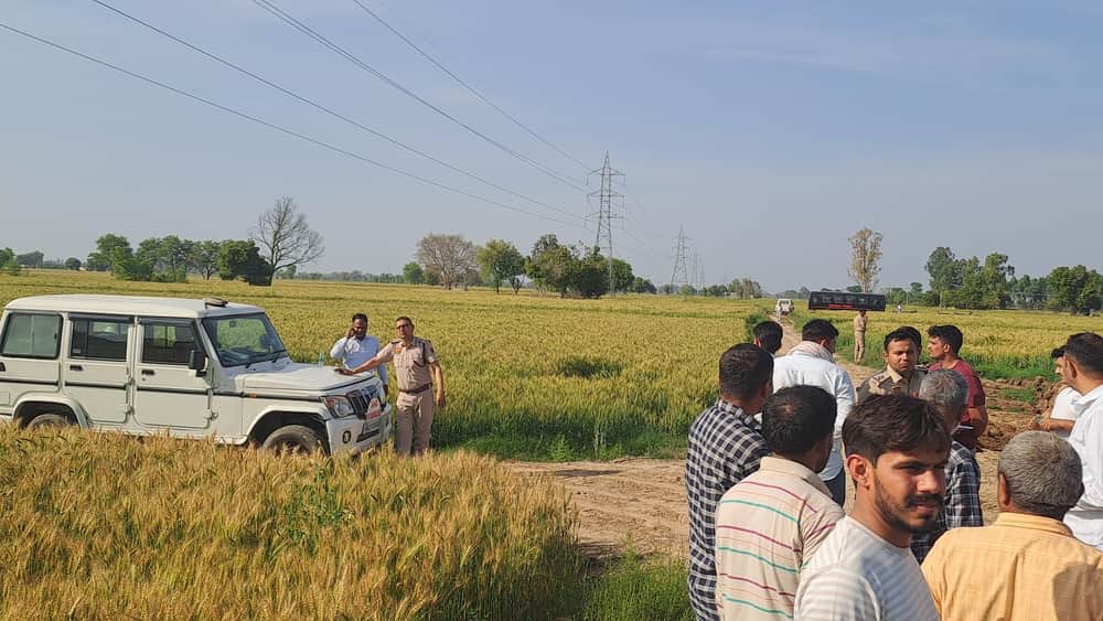 नारनौद के पेटवाड़ में किसानों के विरोध के बाद मौके पर पहुंची पुलिस। 