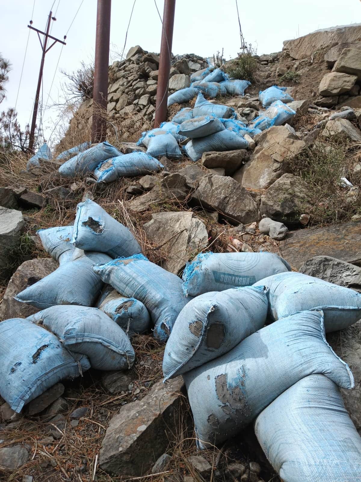 नरेड़ नाला में फैंके गए सीमेंट बैग।