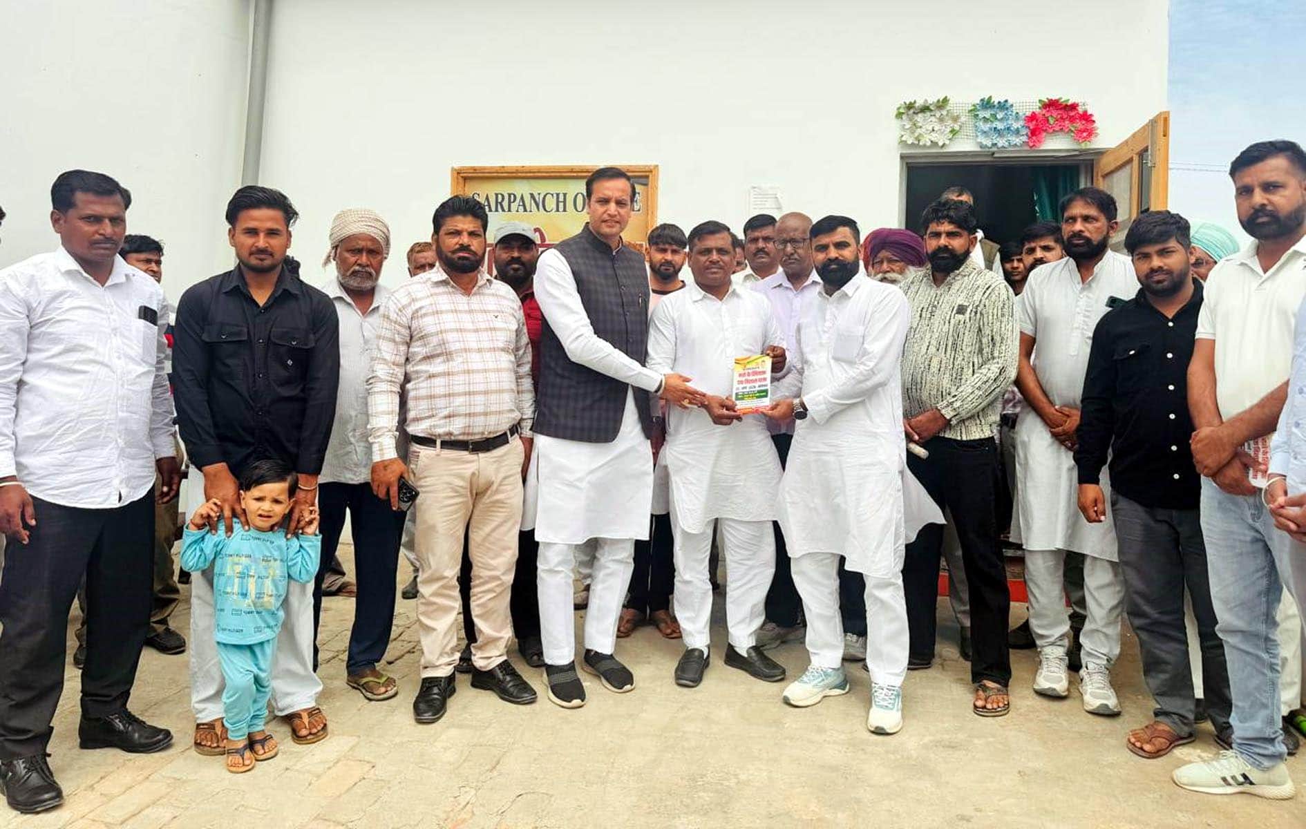 ‘नशे के खिलाफ एक विशाल यात्रा’’’’ को लेकर जनसंपर्क अभियान चलाती महाशक्ति ट्रस्ट की टीम। स्रोत :