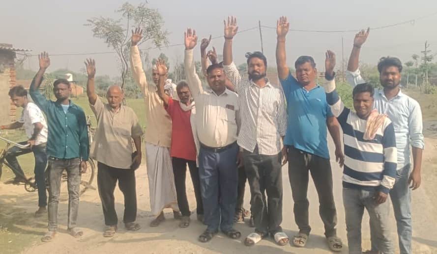 नेशनल हाईवे से हरिकरन पुर,अर्जुनपुर में जर्जर सड़क पर प्रदर्शन करते लोग। संवाद