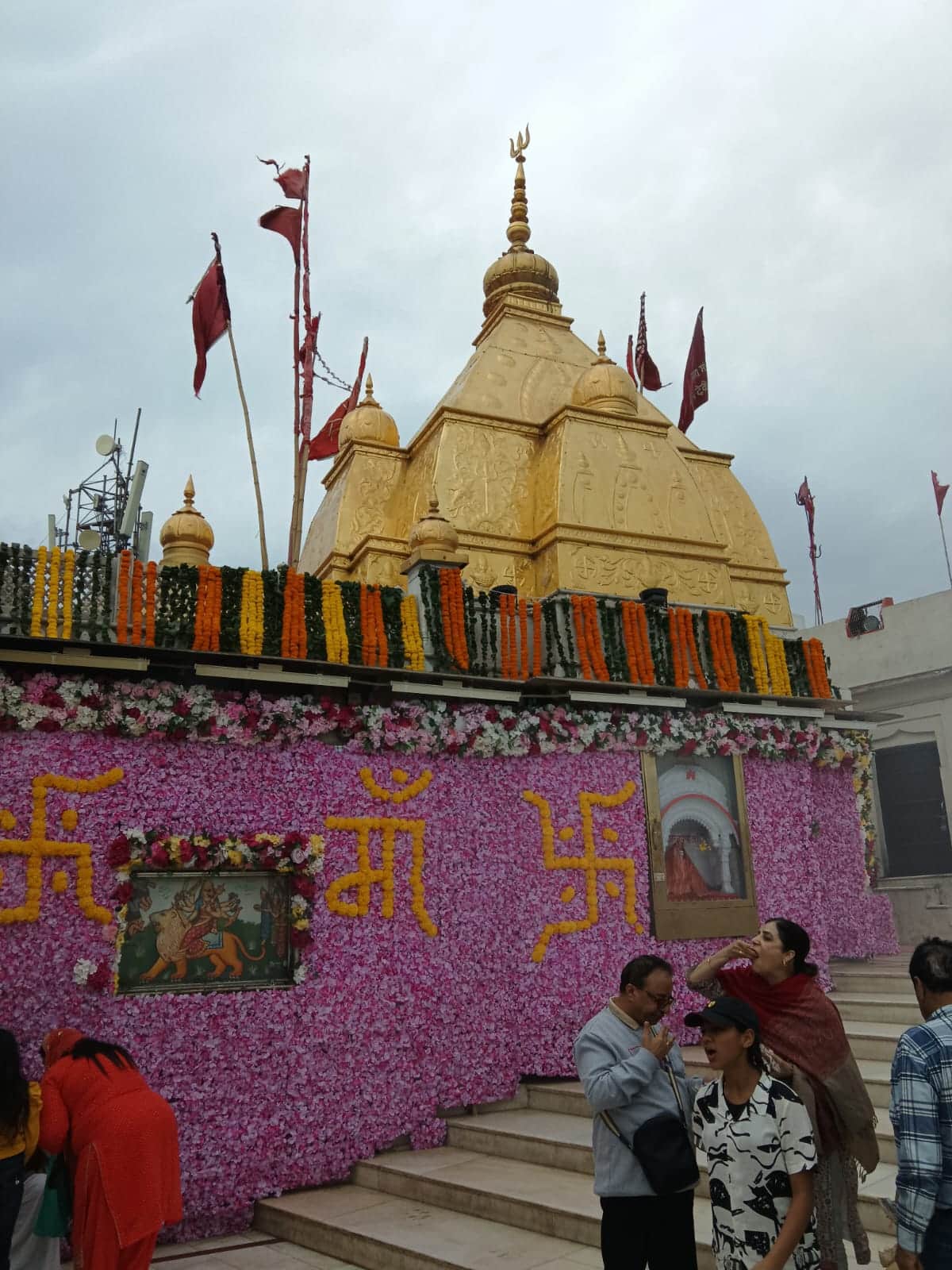 नवरात्रों के लिए सजा माता नयना का दरबार। संवाद