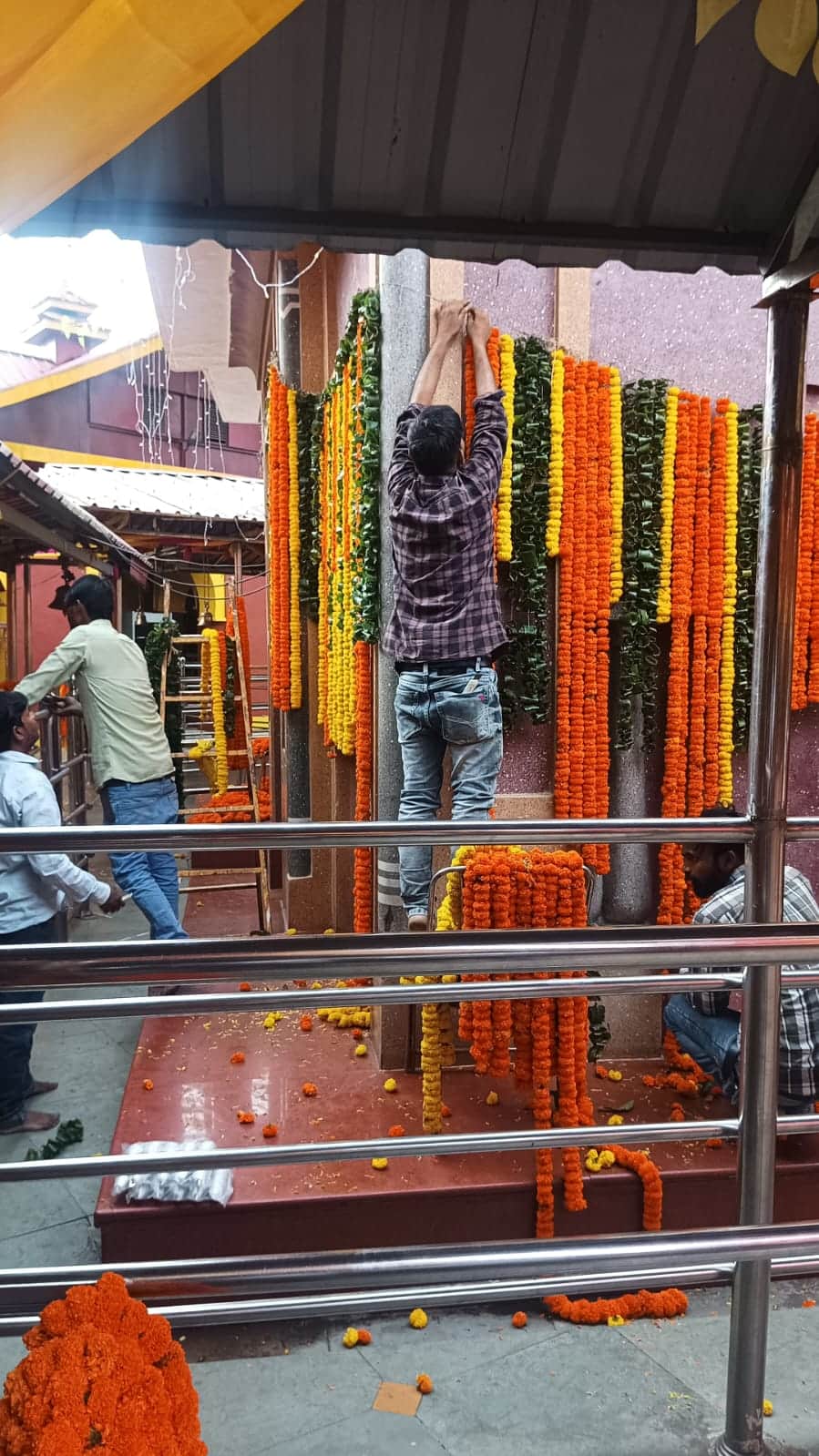 नवरात्र को लेकर सजाया गया महामाया माता बालासुन्दरी मंदिर त्रिलोकपुर। संवाद