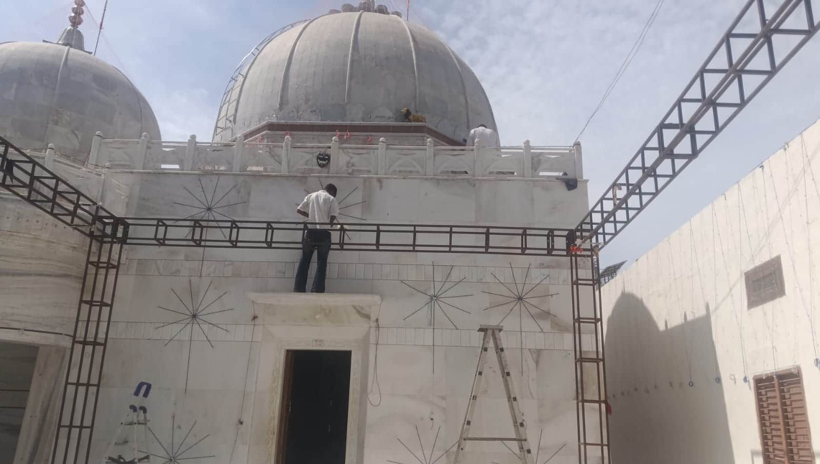  नवरात्र सफाई करते हुए श्रद्धालू