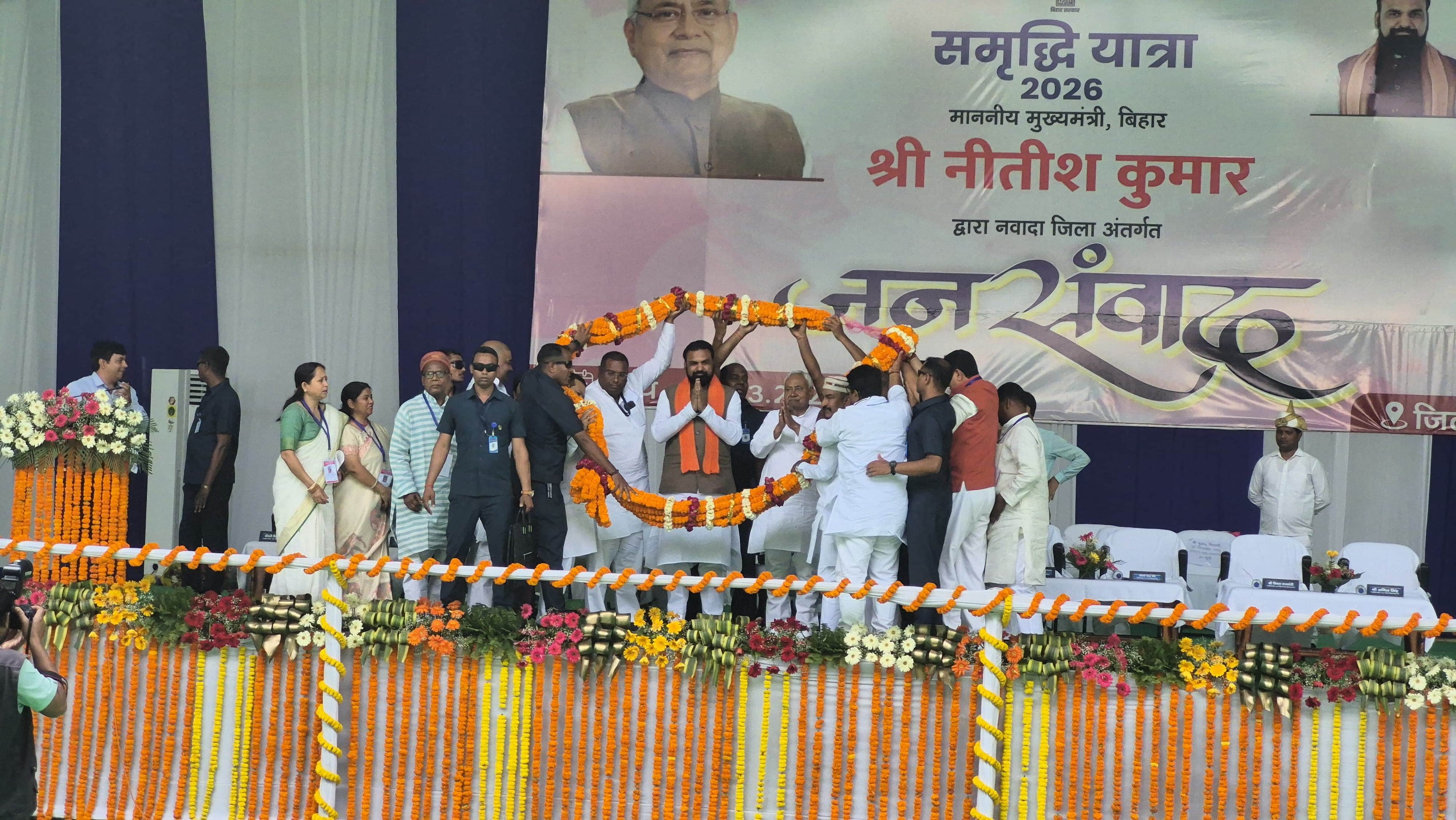 नवादा में मुख्यमंत्री का स्वागत करते एनडीए के नेता और कार्यकर्ता