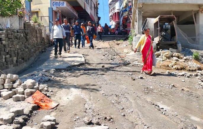 नया बाजार वार्ड में टायल उखड़ने से बदहाल रास्ता। संवाद