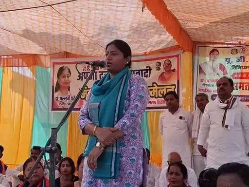 नियामताबाद के गौरया में आयोजित सभा में बोलते सपा विधायक पल्लवी पटेल। स्रोत:-जागरूक पाठक