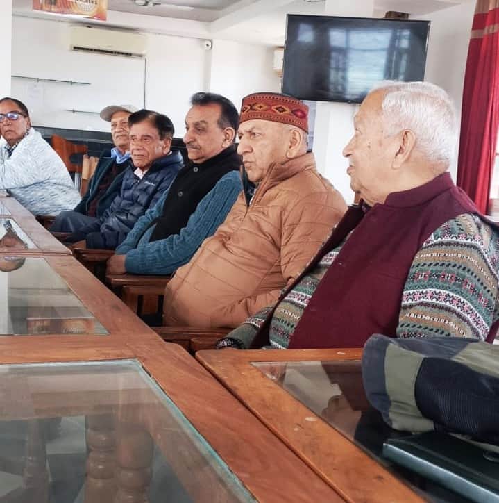 ओल्ड एज हेल्पलाइन सोसाइटी सोलन की बैठक में भाग लेते सदस्य। स्रोत सोसाइटी